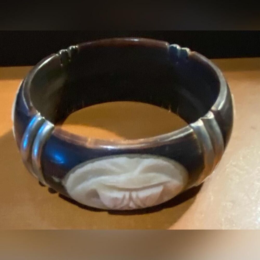 Black White Carved Oval Inlay Raised Bracelet Size 8 Bangle Vintage